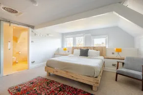 Luxury Victorian school with views of Harbour - Image 5