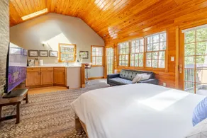Lakeside Peace and Woods. Private Carriage House - Image 4