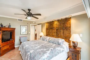 ONE BEDROOM KING-STEPS AWAY FROM THE BEACH - Image 3