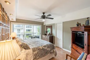 ONE BEDROOM KING-STEPS AWAY FROM THE BEACH - Image 4