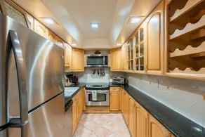 ONE BEDROOM KING-STEPS AWAY FROM THE BEACH - Image 5