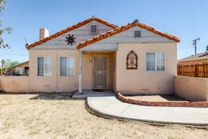 Mission home near Joshua Tree National Park - Image 5