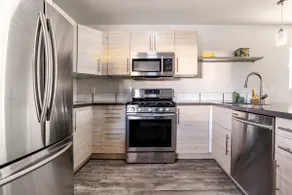 Freshly renovated 1 bedroom house, steps from UofA - Image 5
