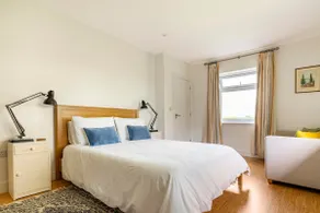 Bosham (B) stylish en suite bedroom, self check in - Image 3