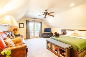 Deluxe Guest Suite - Romantic Summer Getaway - Image 2