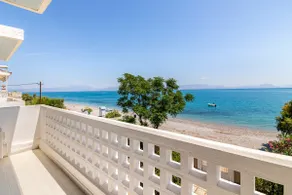 Beachfront House for 6 | Large Terrace & Sea Views - Image 4