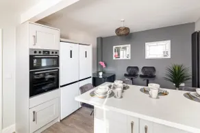 Luxury House 4 ensuite bedrooms, free parking ,wifi - Image 4