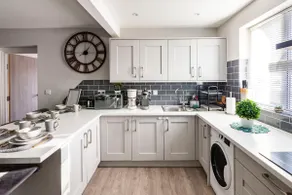 Luxury House 4 ensuite bedrooms, free parking ,wifi - Image 2