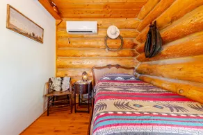 Cozy, Quiet, Authentic Log Cabin-4 mi to Downtown - Image 2