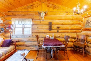 Cozy, Quiet, Authentic Log Cabin-4 mi to Downtown - Image 5