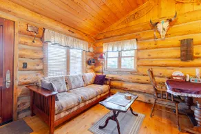 Cozy, Quiet, Authentic Log Cabin-4 mi to Downtown - Image 3