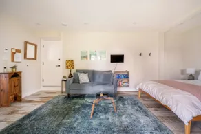 Bright, Modern and Central North Vancouver Studio - Image 3