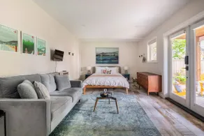 Bright, Modern and Central North Vancouver Studio - Image 5