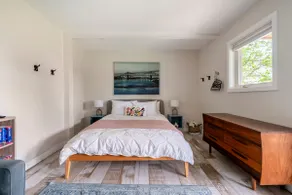 Bright, Modern and Central North Vancouver Studio - Image 4