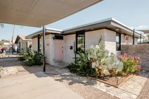 Mid-Century Bungalow. Pet Friendly. Big Yard! - Image 5