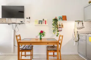 Cozy, Clean 1 Bedroom Apt. w/free parking - Image 4
