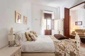 1920s town house - discounts for solo travellers! - Image 4
