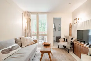 2-bedroom apartment, pool and free parking - Image 3