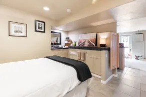 Garden Gate Suite Stylish Stay w/Private Access - Image 3