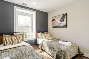 Spacious 3BR Townhouse| Free Parking & Fast Wi-Fi - Image 4