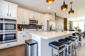 Spacious 3BR Townhouse| Free Parking & Fast Wi-Fi - Image 5