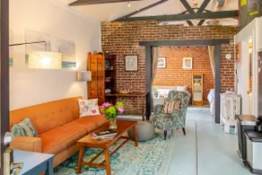 Private carriage house, kitchen, pets, backyard! - Image 2