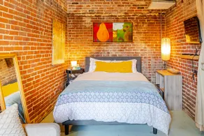 Private carriage house, kitchen, pets, backyard! - Image 3