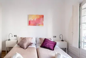 Spacious flat near airport, MWC & transit links - Image 5