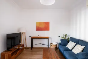 Spacious flat near airport, MWC & transit links - Image 4