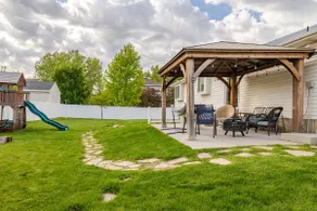 Entire home with basement, sleeps 12+ - Image 2