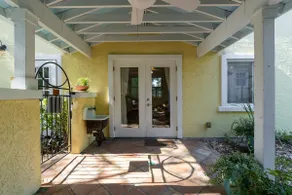 Cottage in Old Downtown Melbourne - Image 3