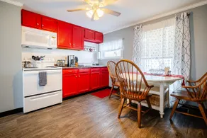 1-BR Queen Bed, Fast Wi-Fi, C5 - Image 4