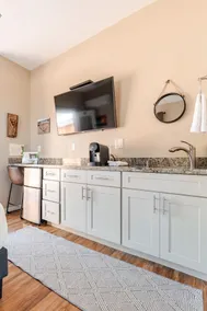 Private Queen Suite with Pool and Hot Tub - Image 4