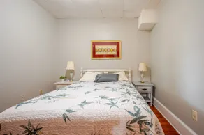 1 Queen Bed Upstairs Apt Long Term & Hot Tub - Image 5