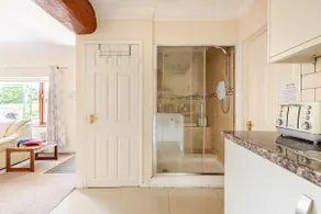 Stunning guest suite with private hot tub - Image 5