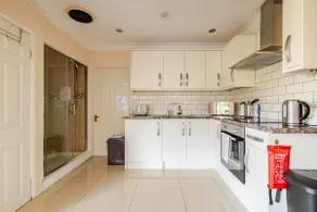 Stunning guest suite with private hot tub - Image 4