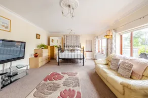 Stunning guest suite with private hot tub - Image 2