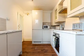 Charming Brentwood Victorian Conversion & Parking - Image 3
