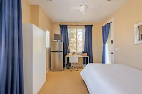 Room with private entrance - Image 4