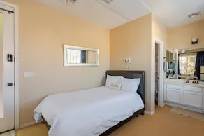 Room with private entrance - Image 5