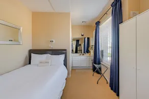 Room with private entrance - Image 3