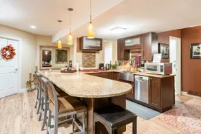 Upscale remodeled basement apartment - Image 4