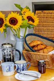 Cosy, rural apartment with breakfast hamper - Image 4