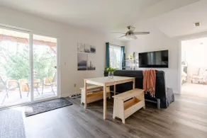 Peaceful garden view | private entry | sleeps 4 - Image 4