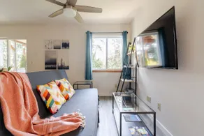 Peaceful garden view | private entry | sleeps 4 - Image 5