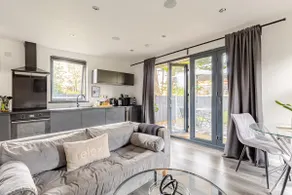 Modern Cabin retreat & hot tub hambrook bristol - Image 3