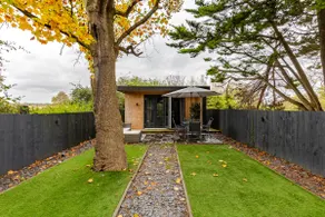 Modern Cabin retreat & hot tub hambrook bristol - Image 2