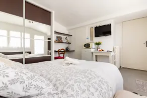 Cozy independent room - Image 3
