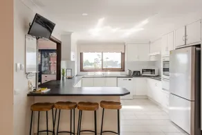 Spectacular Lake and Ocean View Holiday Home - Image 4