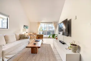 Kitsilano Loft w/Sunny deck & Parking by Beach - Image 3